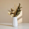 D_680112-MLB93849709573_092025-O.jpg Arranjo de Flores Secas em Vaso de Cimento com Relevo Losangos