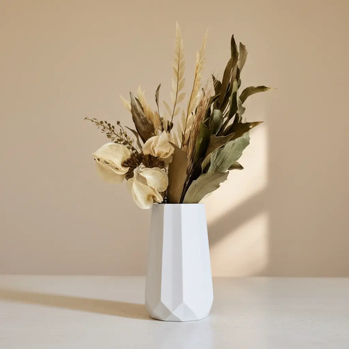 D_680112-MLB93849709573_092025-O.jpg Arranjo de Flores Secas em Vaso de Cimento com Relevo Losangos