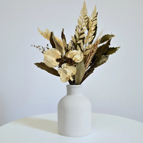 Arranjo de Flores Secas em Vaso de Cimento Estilo Vintage