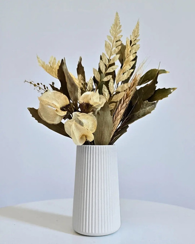 Arranjo de Flores Secas em Vaso de Cimento com Listras