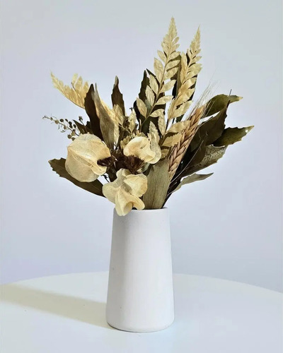 Arranjo de Flores Secas em Vaso de Cimento Garrafa Lisa