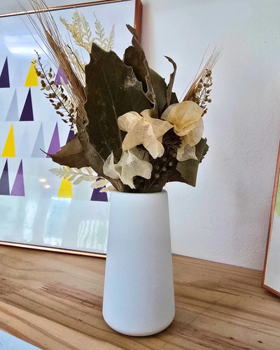 Arranjo de Flores Secas em Vaso de Cimento Garrafa Lisa