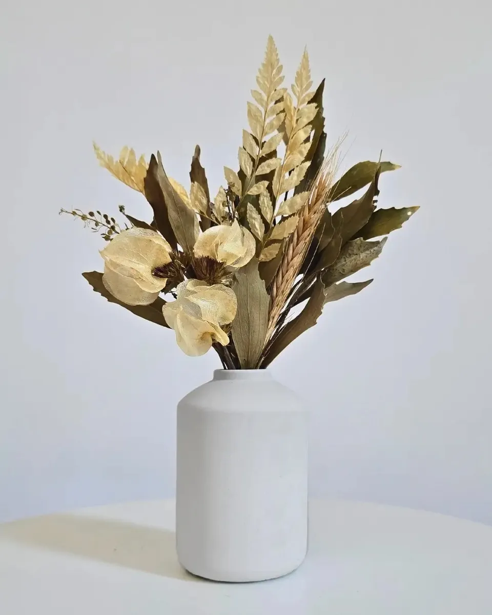 Arranjo de Flores Secas Olivia em Vaso de Cimento Branco