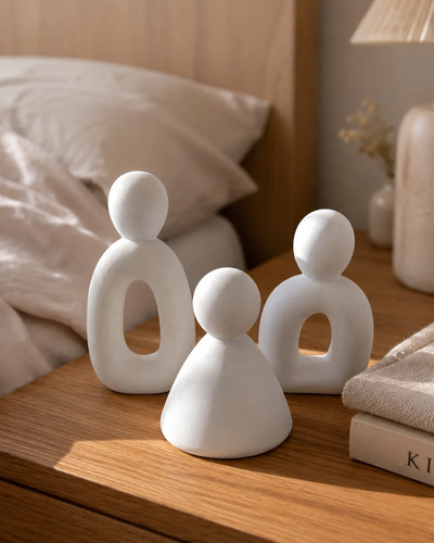 Trio de Estatuetas Família em Cimento Branco Egípcio Aleta