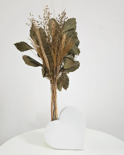 Arranjo de Flores Secas em Vaso de Cimento Coração Aleta