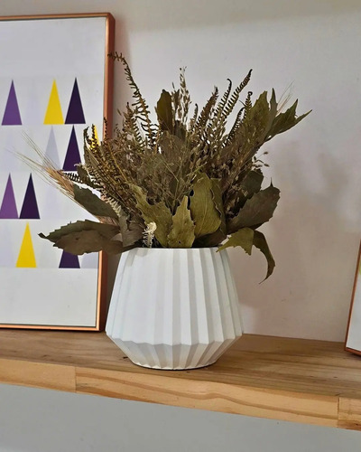 Arranjo de Flores Secas em Vaso de Cimento Diamante Aleta