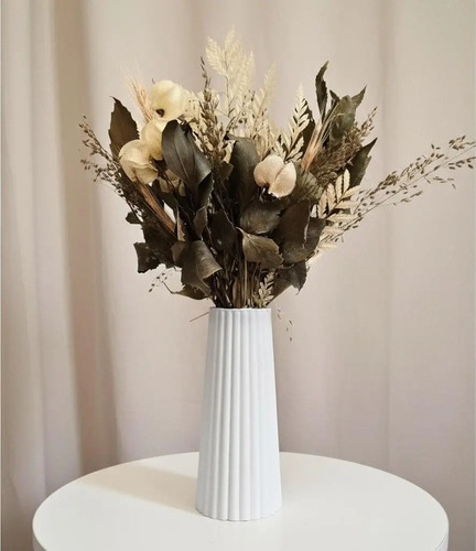 D_733664-MLB93849640363_092025-O.jpg Arranjo de Flores Secas em Vaso de Cimento com Listras