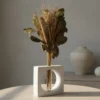 Arranjo de Flores Secas em Vaso Solitário Quadrado de Cimento