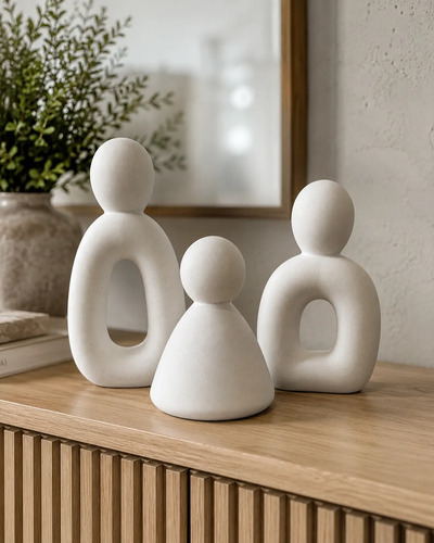 Trio de Estatuetas Família em Cimento Branco Egípcio Aleta