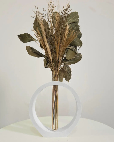 Arranjo de Flores Secas com Vaso de Cimento e Anel Decorativo
