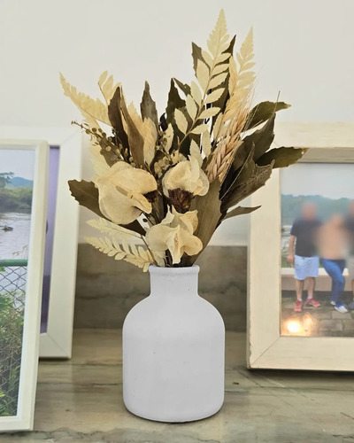 Arranjo de Flores Secas em Vaso de Cimento Estilo Vintage