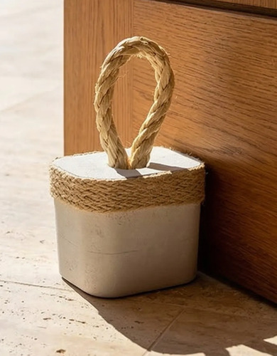 D_759888-MLB108583129587_032026-O.jpg Calço de Porta de Concreto Cinza com Faixa Sisal — Kit 4 peças
