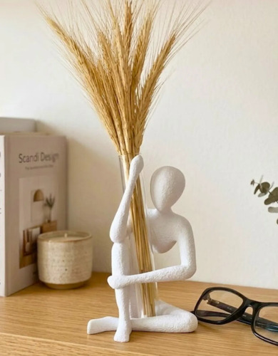 Escultura Abraço com Arranjo de Flores Secas — Aleta