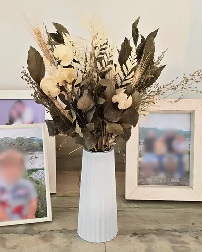 D_763843-MLB90170380208_082025-O.webp Arranjo de Flores Secas em Vaso de Cimento com Listras