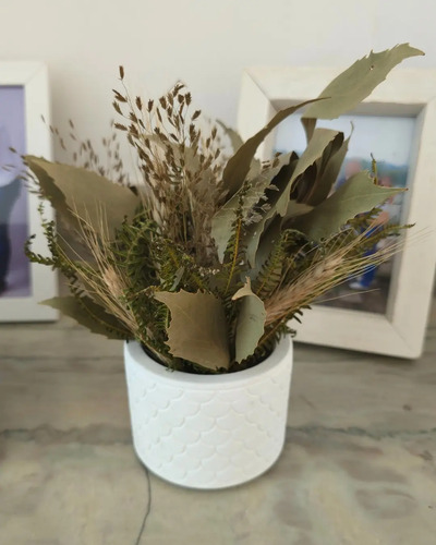 Arranjo de Flores Secas em Vaso de Cimento Branco Egípcio