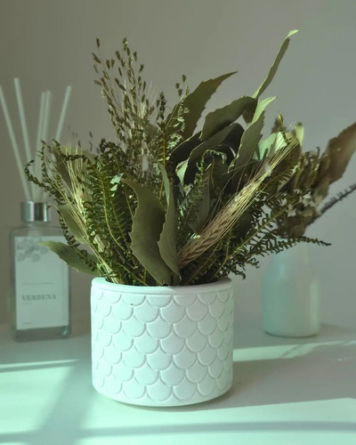 Arranjo de Flores Secas em Vaso de Cimento Branco Egípcio