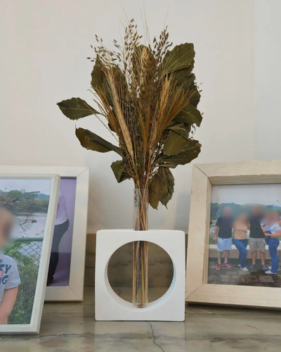 Arranjo de Flores Secas em Vaso Solitário Quadrado de Cimento
