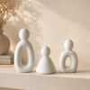 Trio de Estatuetas Família em Cimento Branco Egípcio Aleta
