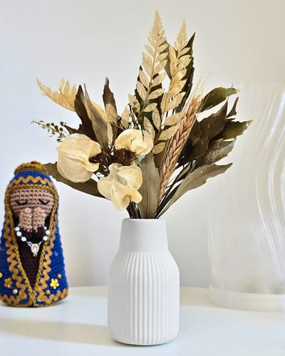 Arranjo de Flores Secas em Vaso de Cimento Listrado Retrô