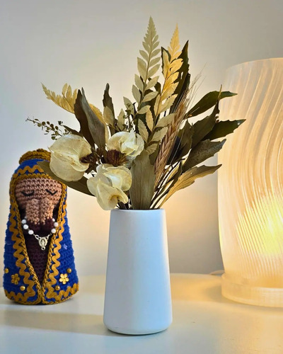 Arranjo de Flores Secas em Vaso de Cimento Garrafa Lisa
