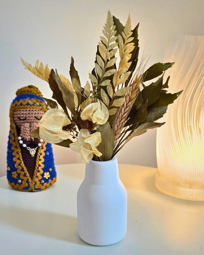 D_787304-MLB90453494597_082025-O.jpg Arranjo de Flores Secas em Vaso de Cimento Garrafa Retrô