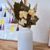 Arranjo de Flores Secas em Vaso Cilíndrico de Cimento