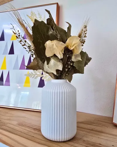 Arranjo de Flores Secas em Vaso Cilíndrico de Cimento