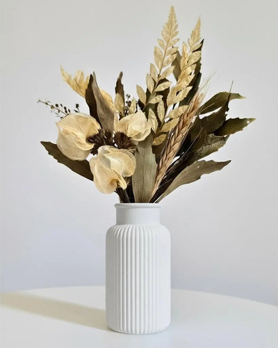 Arranjo de Flores Secas em Vaso de Cimento com Listras