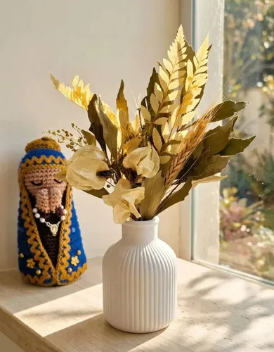 Arranjo de Flores Secas em Vaso de Cimento Garrafa Vintage