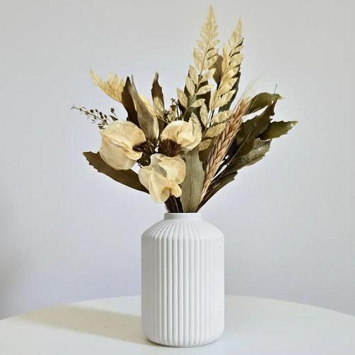 Arranjo de Flores Secas em Vaso Cilíndrico de Cimento