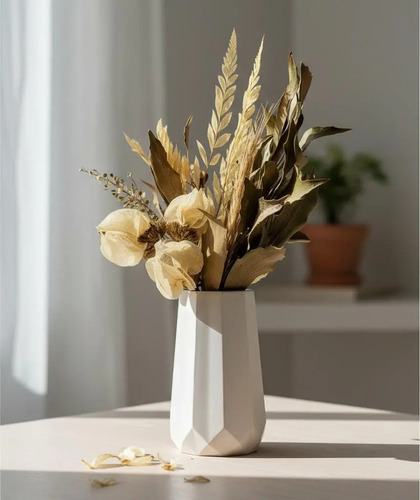 Arranjo de Flores Secas em Vaso de Cimento com Relevo Losangos
