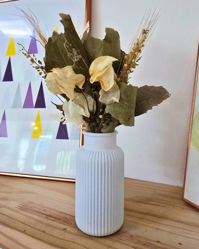 Arranjo de Flores Secas em Vaso de Cimento com Listras