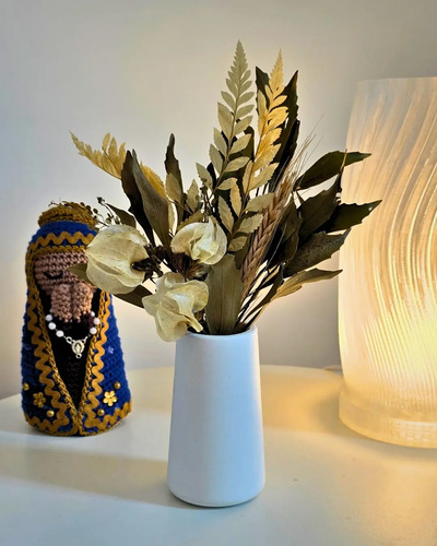 Arranjo de Flores Secas em Vaso de Cimento Garrafa Lisa