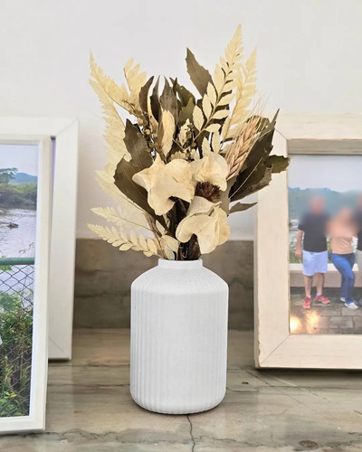 Arranjo de Flores Secas em Vaso Cilíndrico de Cimento