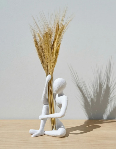 Escultura Abraço com Arranjo de Flores Secas — Aleta