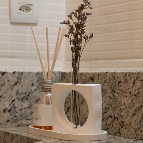 Vaso Cubo Decorativo Branco com Tubo de Vidro Solitário