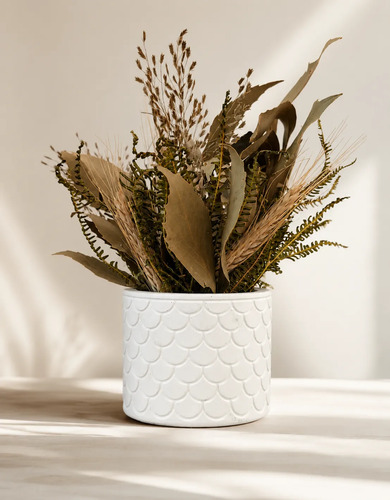 Arranjo de Flores Secas em Vaso de Cimento Branco Egípcio
