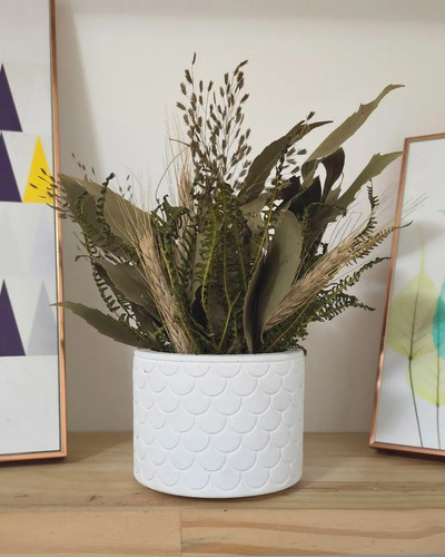 Arranjo de Flores Secas em Vaso de Cimento Branco Egípcio