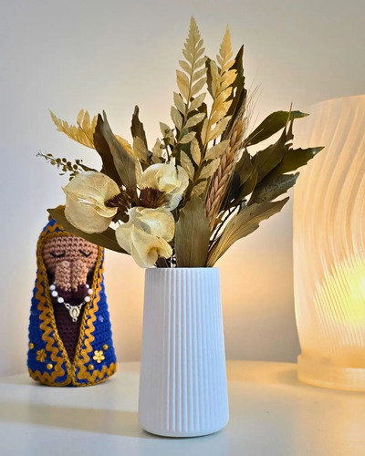 Arranjo de Flores Secas em Vaso de Cimento com Listras