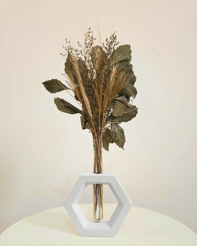 Arranjo de Flores Secas com Vaso Hexagonal de Cimento