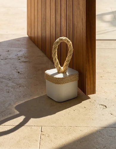 D_857546-MLB108580613275_032026-O.jpg Calço de Porta em Concreto Cinza com Corda — Aleta
