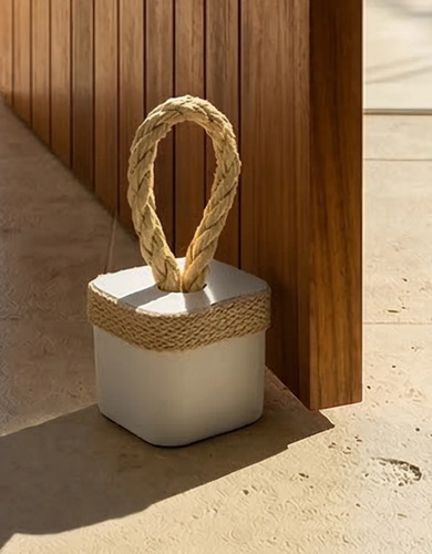 D_859116-MLB108583070987_032026-O.jpg Calço de Porta de Concreto Cinza com Faixa Sisal — Kit 4 peças