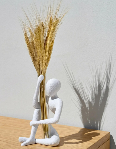 Escultura Abraço com Arranjo de Flores Secas — Aleta