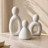 Trio de Estatuetas Família em Cimento Branco Egípcio Aleta