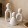 Trio de Estatuetas Família em Cimento Branco Egípcio Aleta
