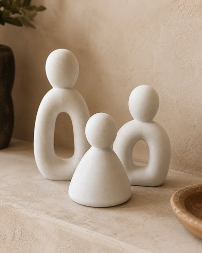 Trio de Estatuetas Família em Cimento Branco Egípcio Aleta