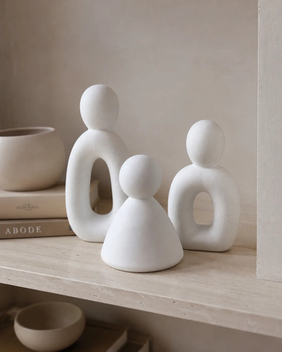 Trio de Estatuetas Família em Cimento Branco Egípcio Aleta