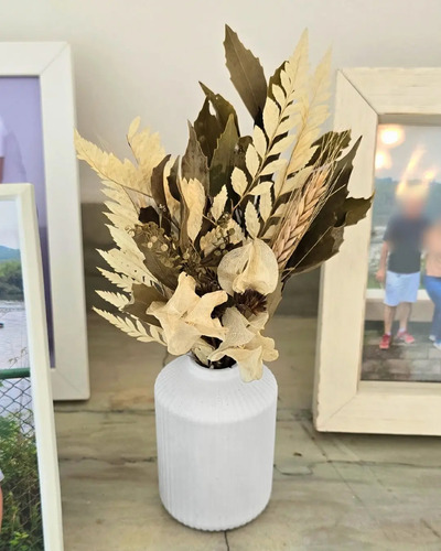 Arranjo de Flores Secas em Vaso Cilíndrico de Cimento