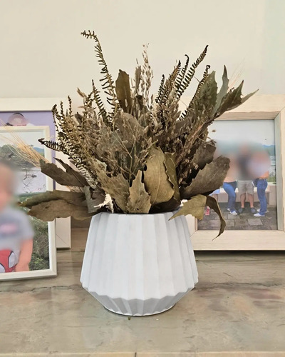 Arranjo de Flores Secas em Vaso de Cimento Diamante Aleta