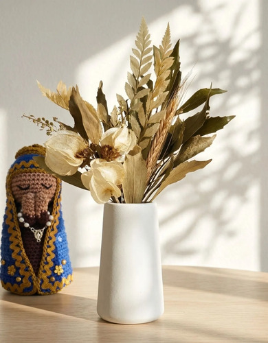 Arranjo de Flores Secas em Vaso de Cimento Garrafa Lisa